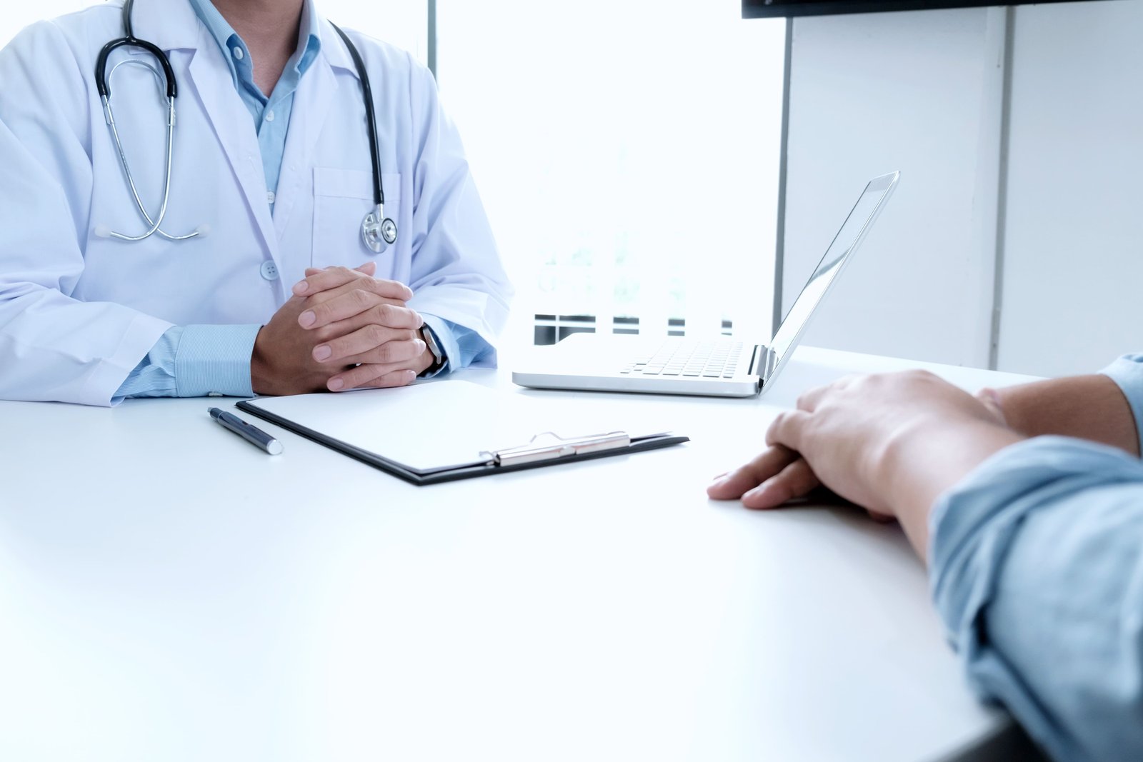 Dolor de panza fuerte y no poder ir al baño: Cuando un "empacho" es una urgencia médica