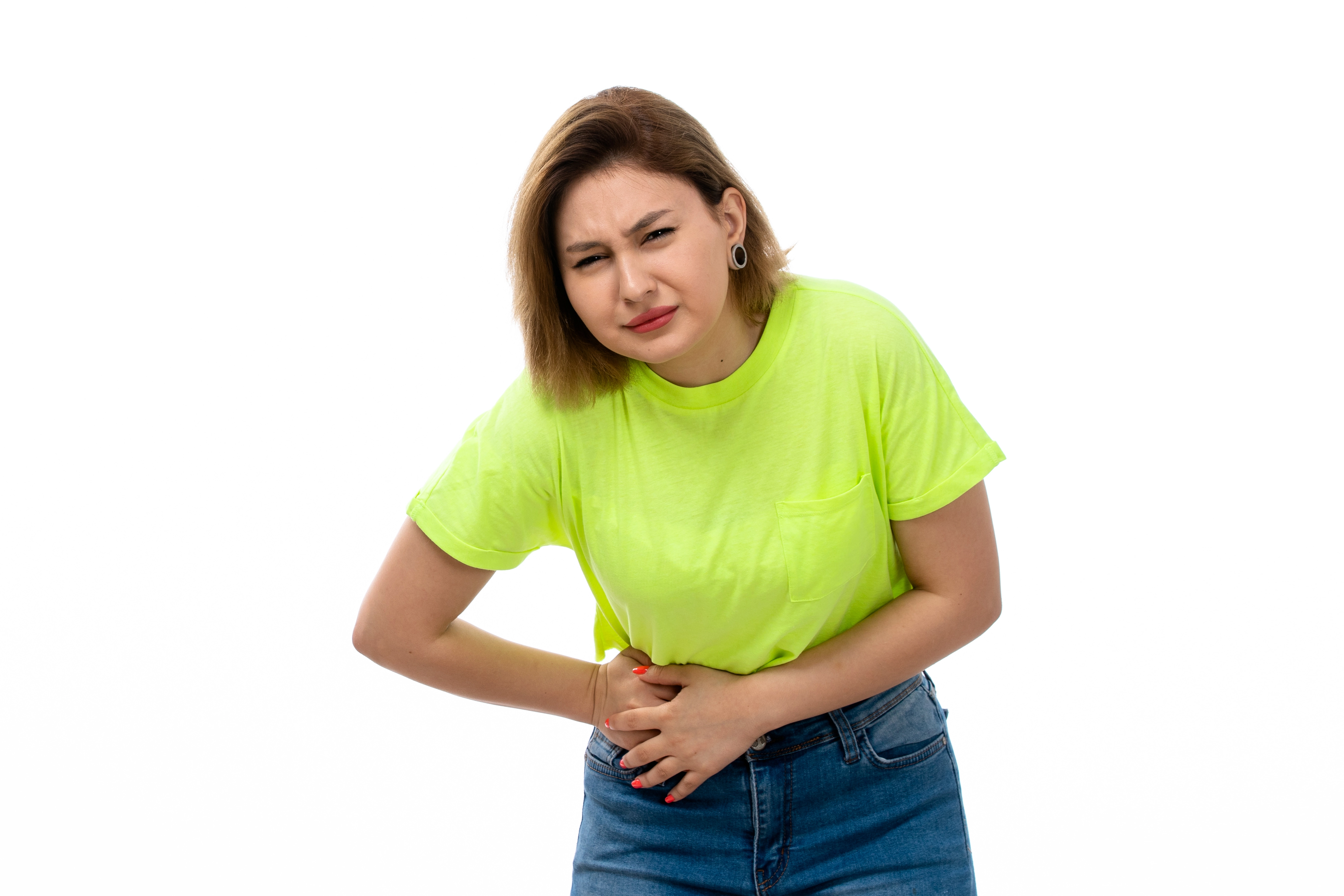 ¿Por qué me duele abajo de la costilla derecha después de comer grasa? Lo que tu cuerpo intenta decirte